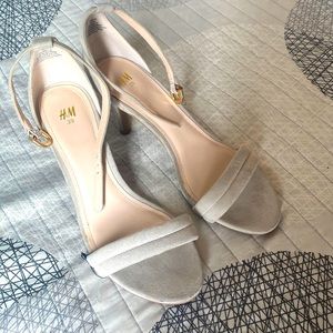 2’ 1/2” healed shoes. Size 39 (8). H&M